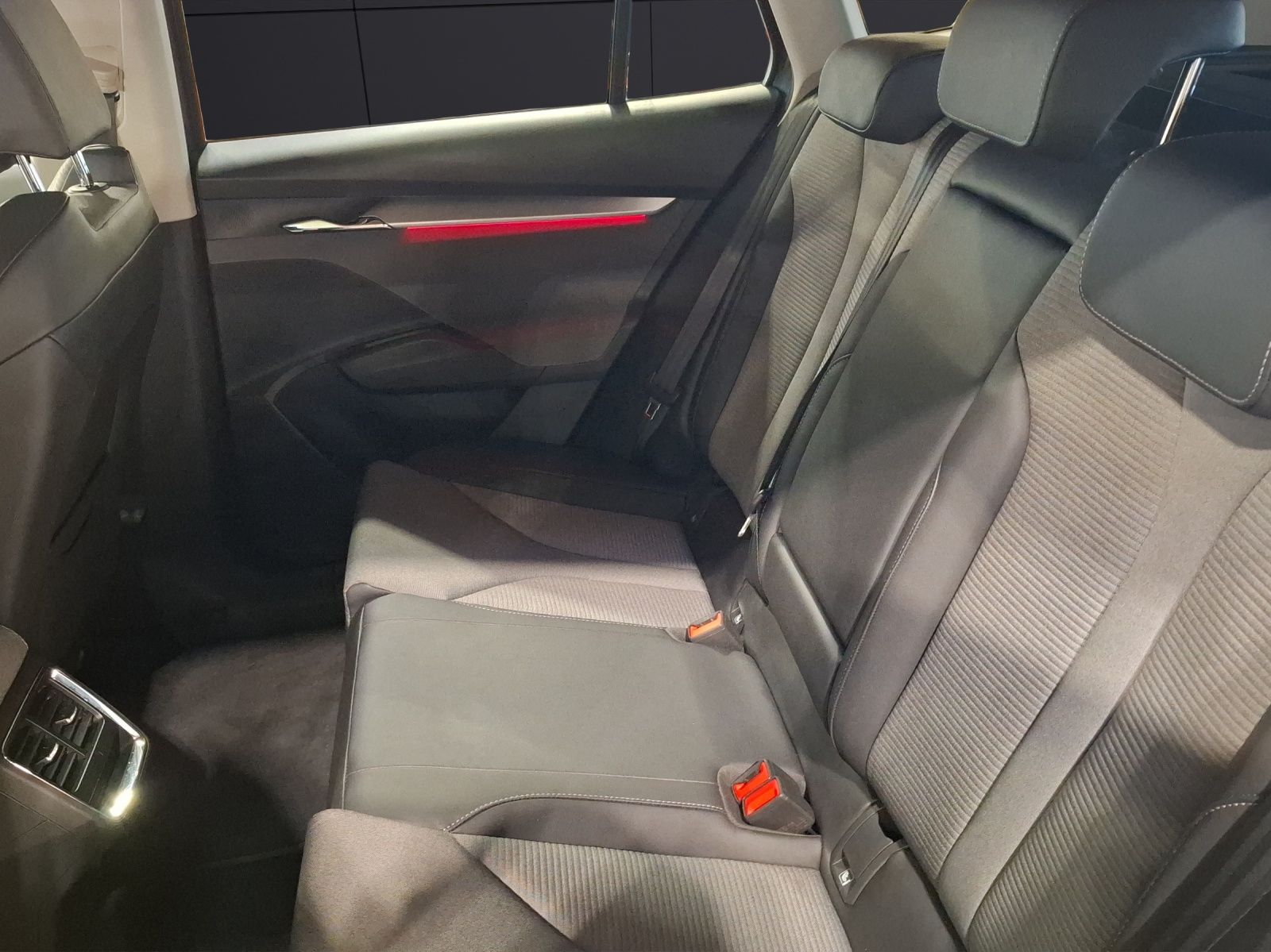 Fahrzeugabbildung SKODA Enyaq 60 Loft LED AHK Navi ACC PDC