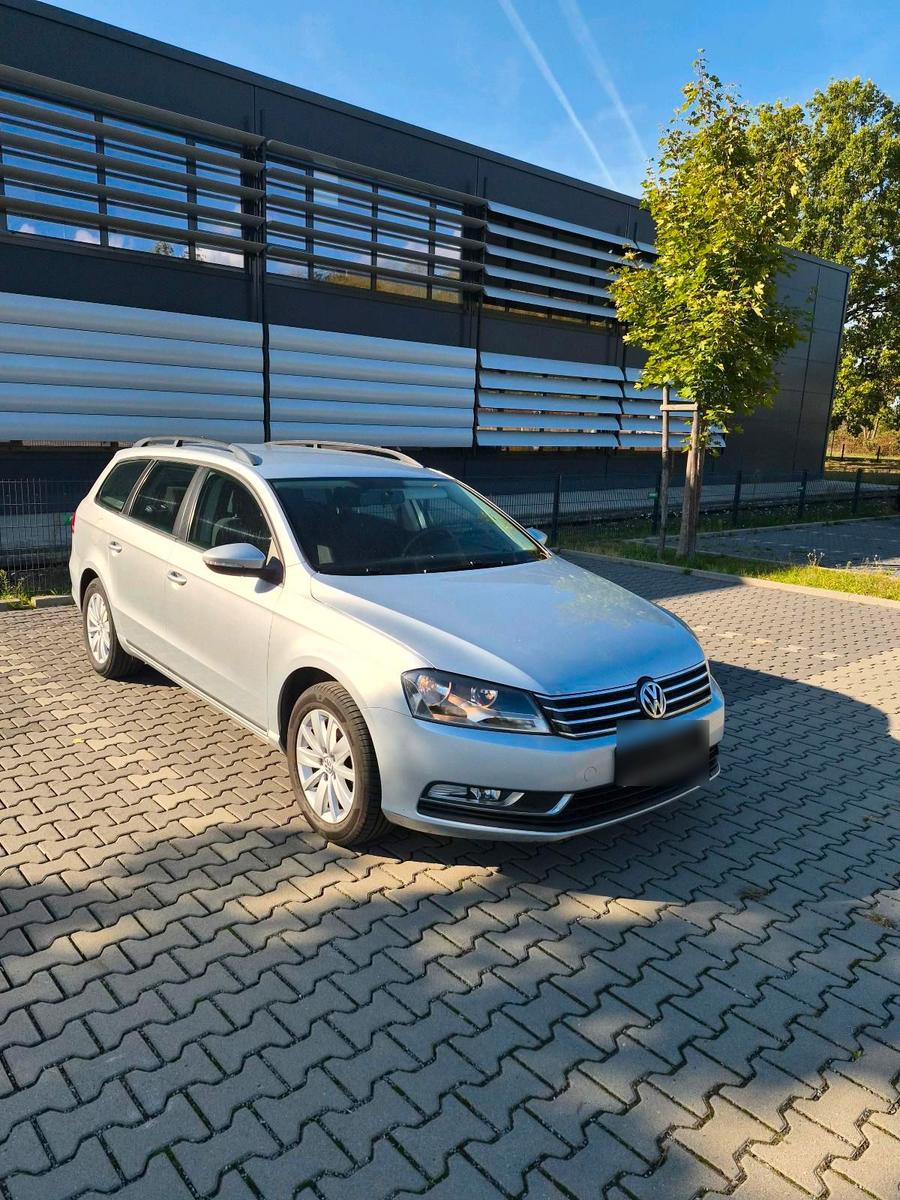 Volkswagen Passat 2011 — rear view