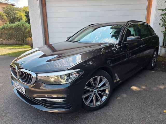 BMW 520d, DE, Leder, AHK, Pano, Scheckh. gepglegt