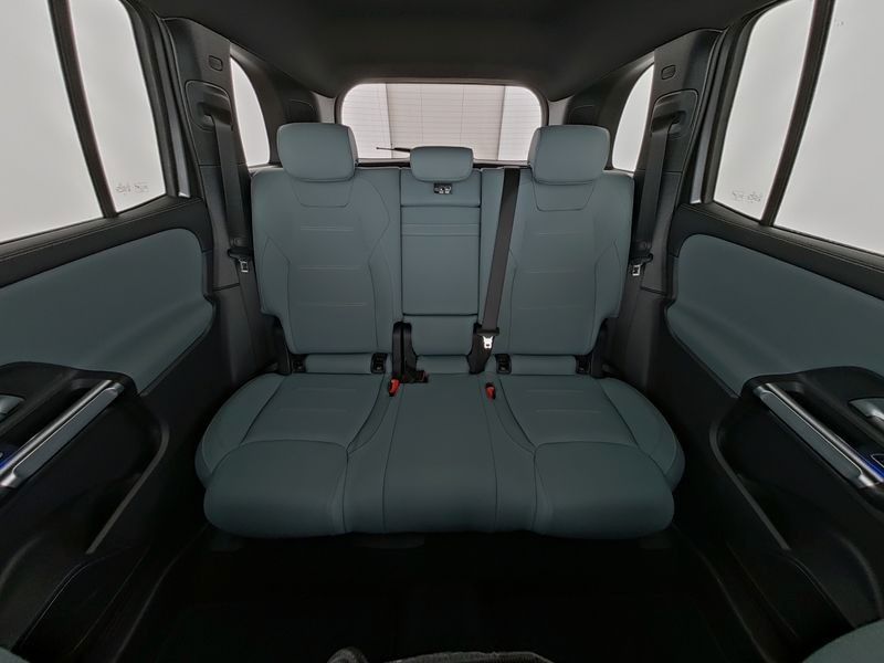 Fahrzeugabbildung Mercedes-Benz GLB 250 4M AMG Night+Pano+Burm+360°+Keyless+20"