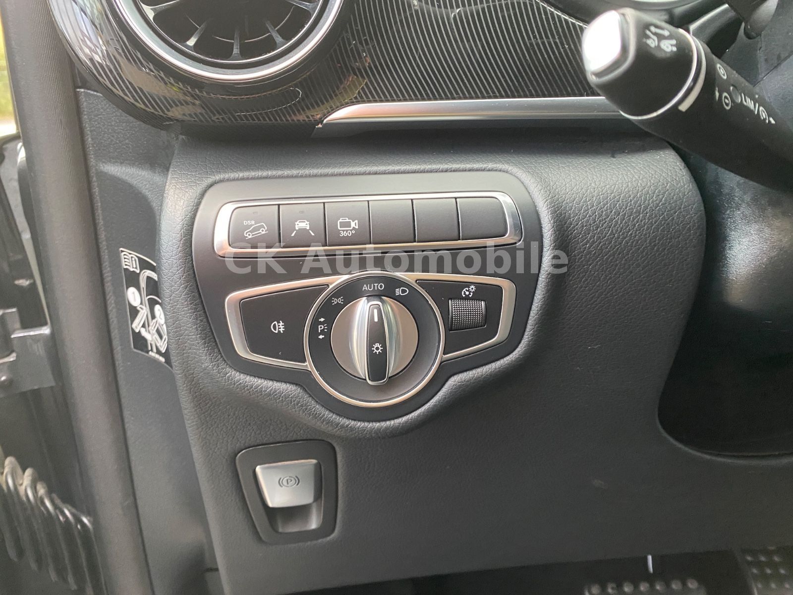 Fahrzeugabbildung Mercedes-Benz V 300d 4Matic Kompakt/AMG-Line/8 Sitze/360°/AHK