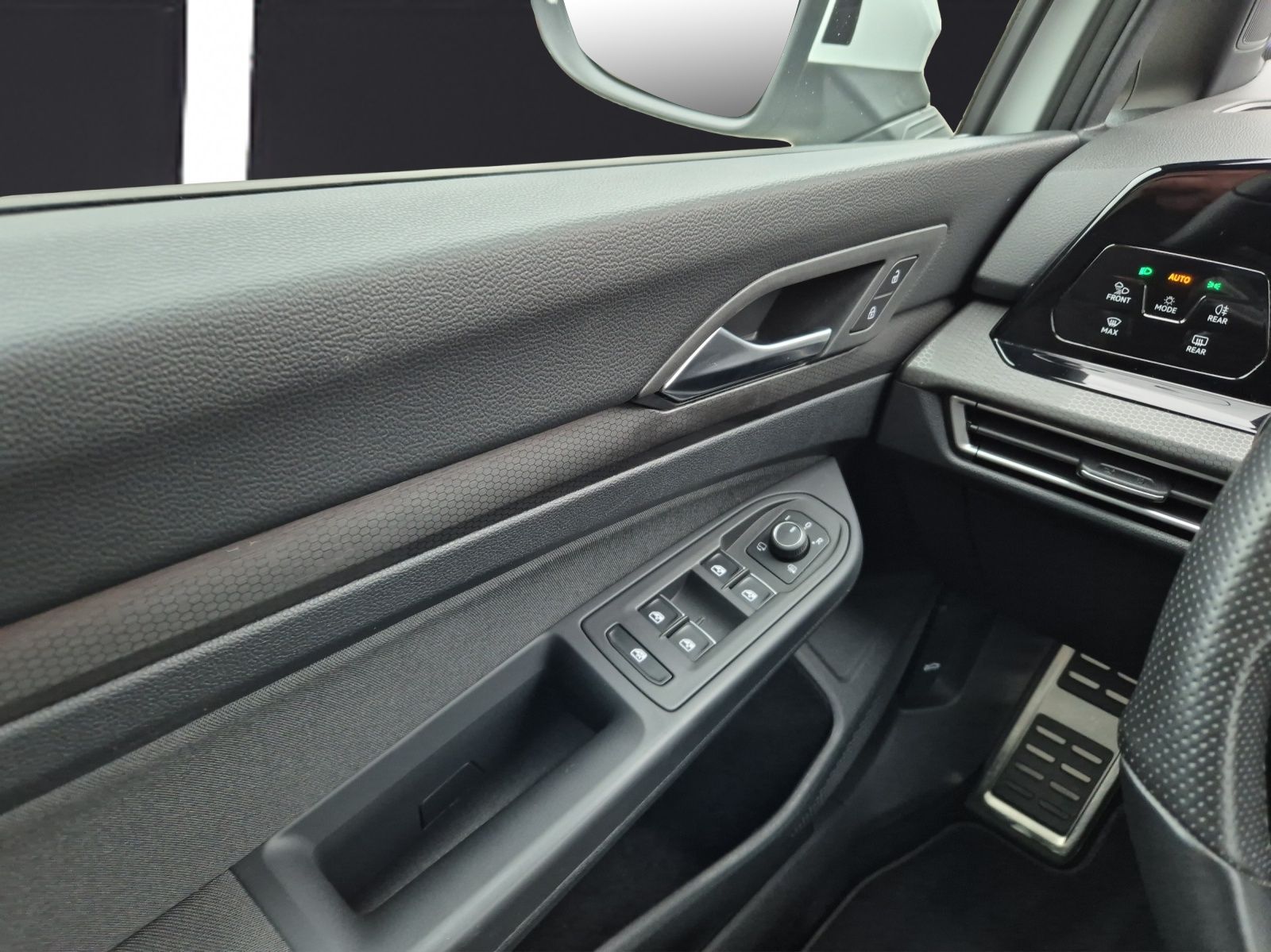 Fahrzeugabbildung Volkswagen Golf VIII GTI TSI DSG ACC LED AHZV