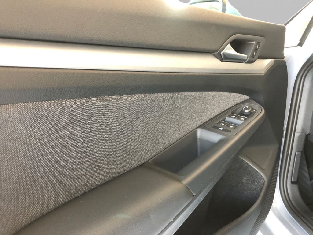 Fahrzeugabbildung Volkswagen Golf 1.0 TSI Life AHZV Paket Business Winter