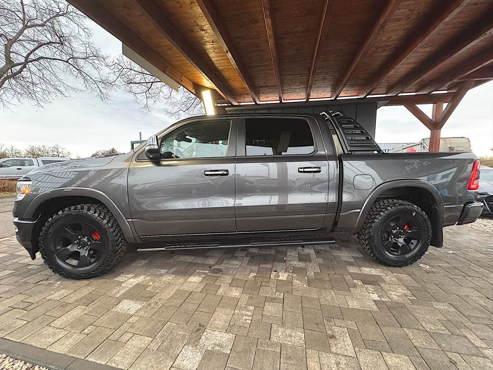 Fahrzeugabbildung Dodge RAM 5.7 V8 HEMI CrewCab NightEdition LARAMIE 4x4