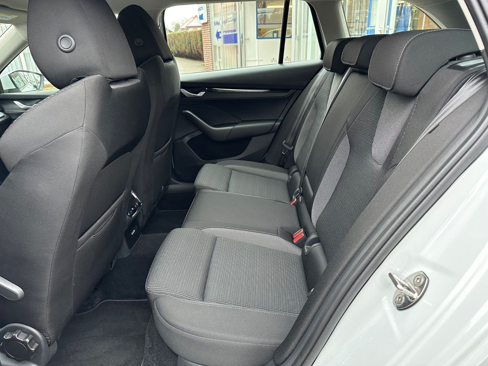 Fahrzeugabbildung SKODA Octavia Combi 1.5 TSI Selection DSG AHK/ACC/LED