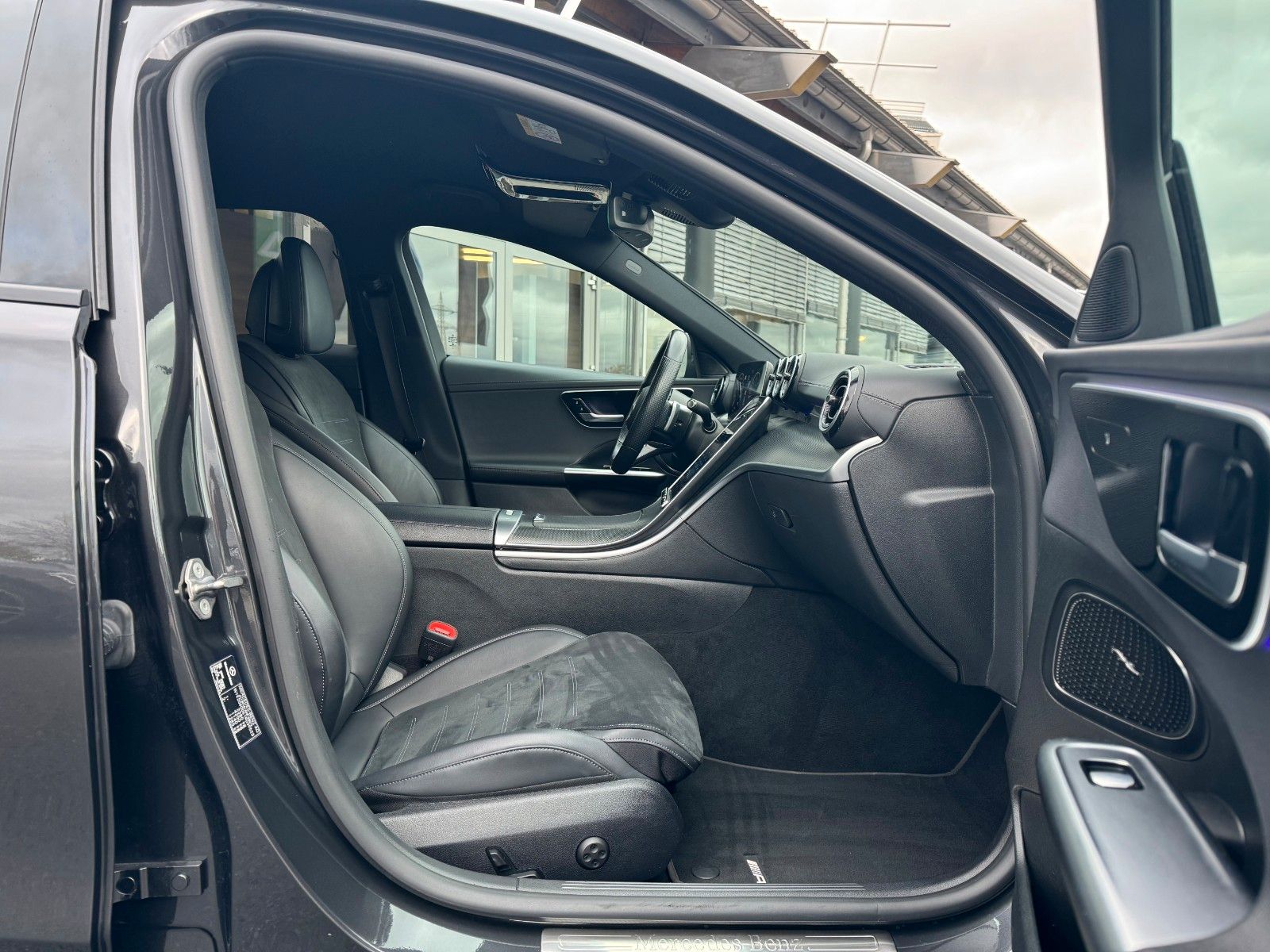 Fahrzeugabbildung Mercedes-Benz C 300d AMG+AHK+RFK+Ambiente+Night+SportfahrW