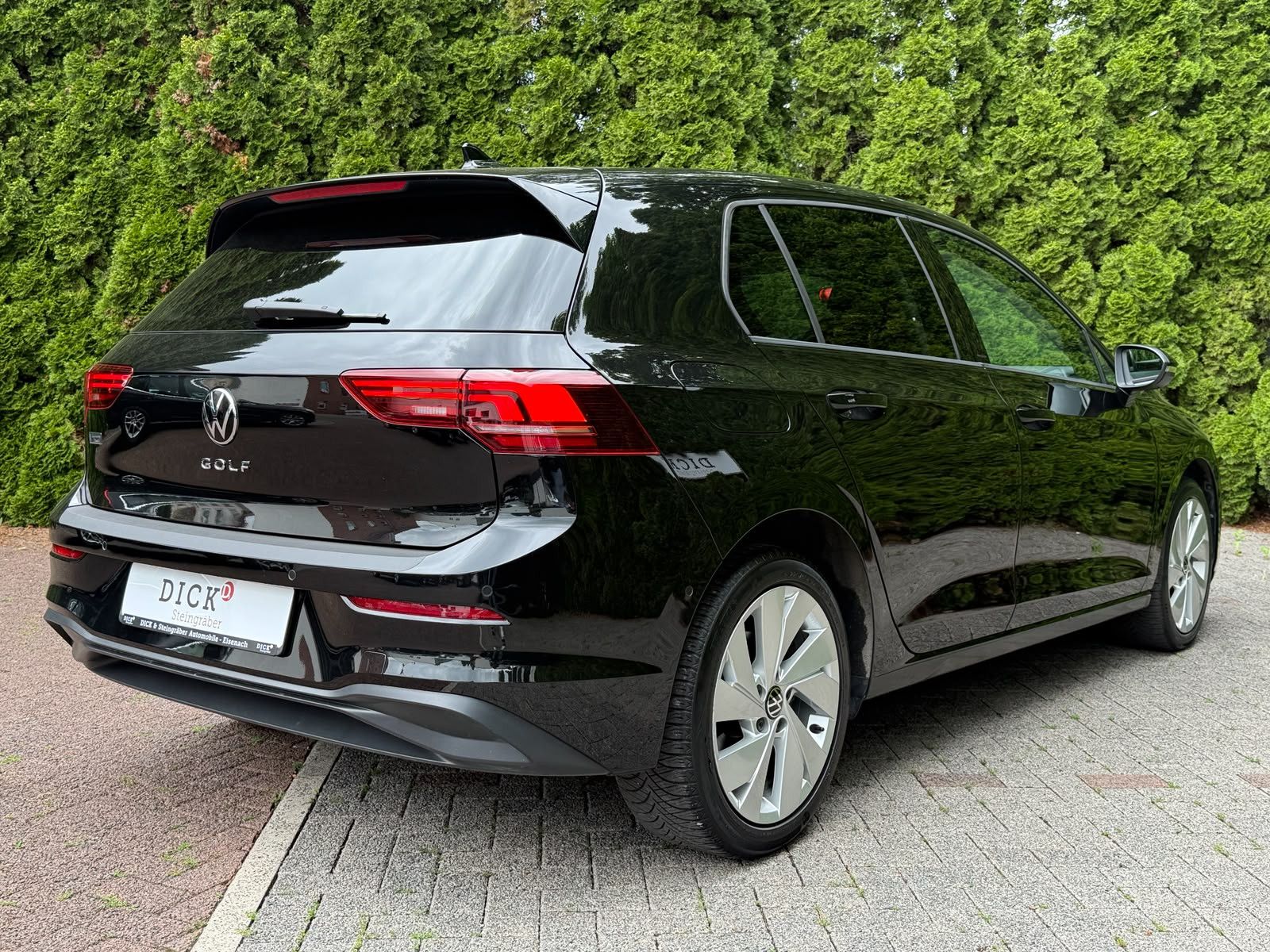Fahrzeugabbildung Volkswagen Golf 2.0 TDI DSG LIFE LED+KAM+ACC+SHZ+CARPL+AMBI
