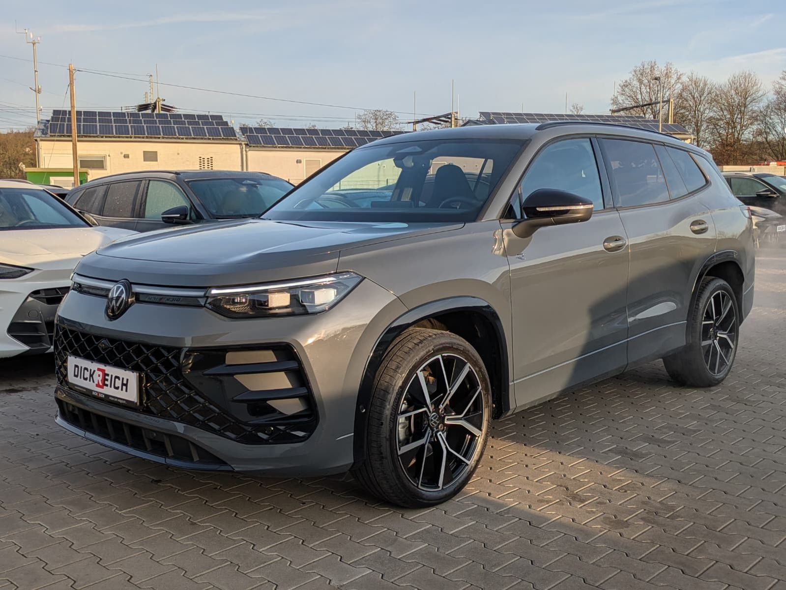 Fahrzeugabbildung Volkswagen Tayron 2.0 TDI 4M R-Line BLACK*7Si*MATRIX*PANO