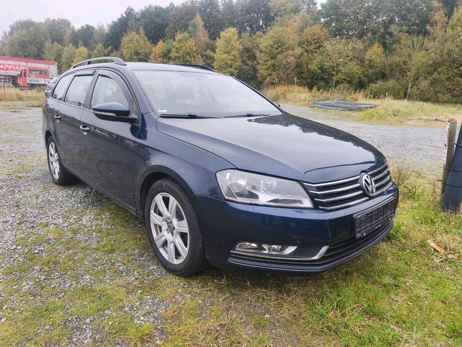 Volkswagen Passat 2011 — rear view