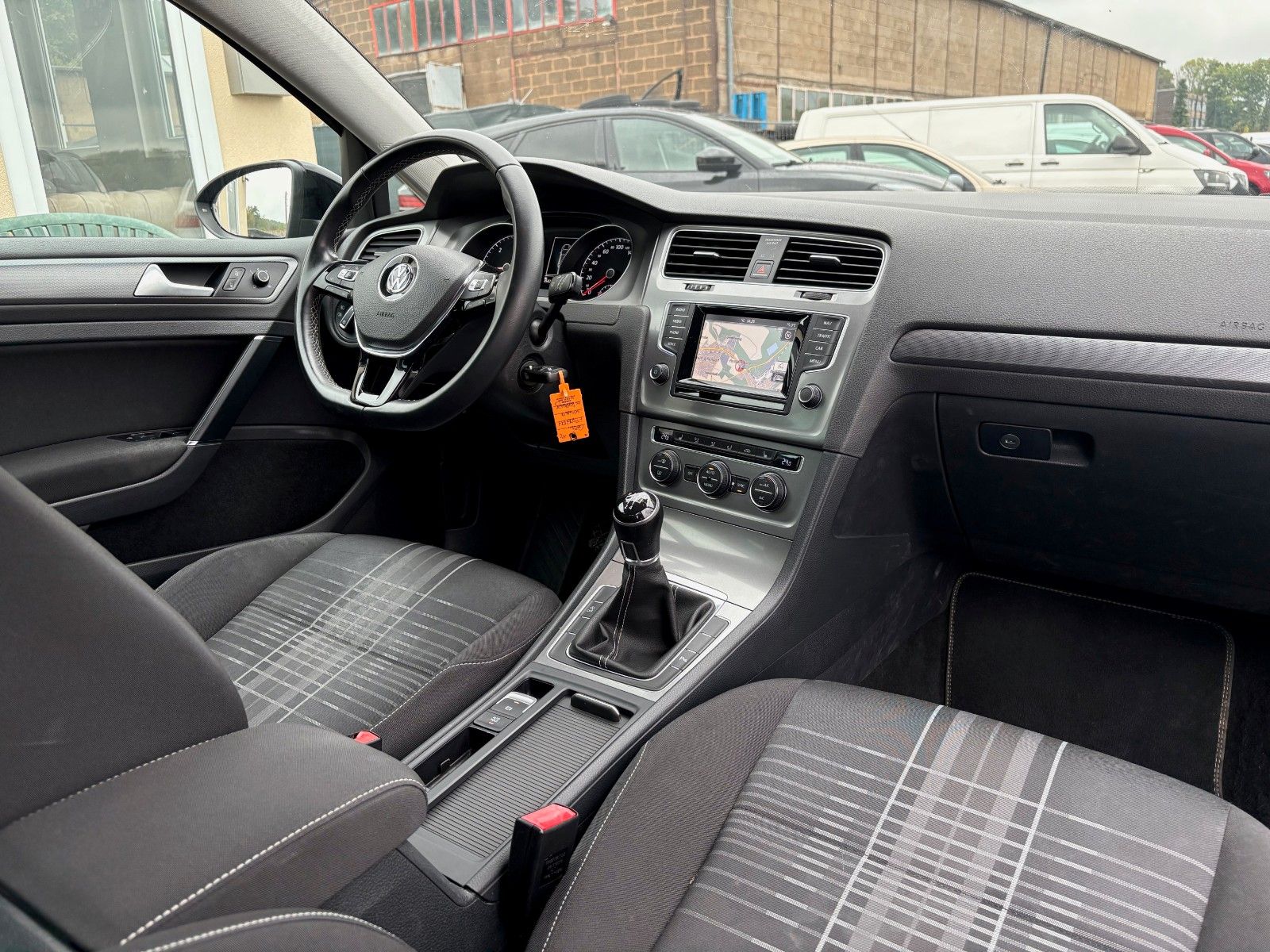 Fahrzeugabbildung Volkswagen Golf VII 1.6 TDI Lim. Lounge Navi Klima 2.HAND