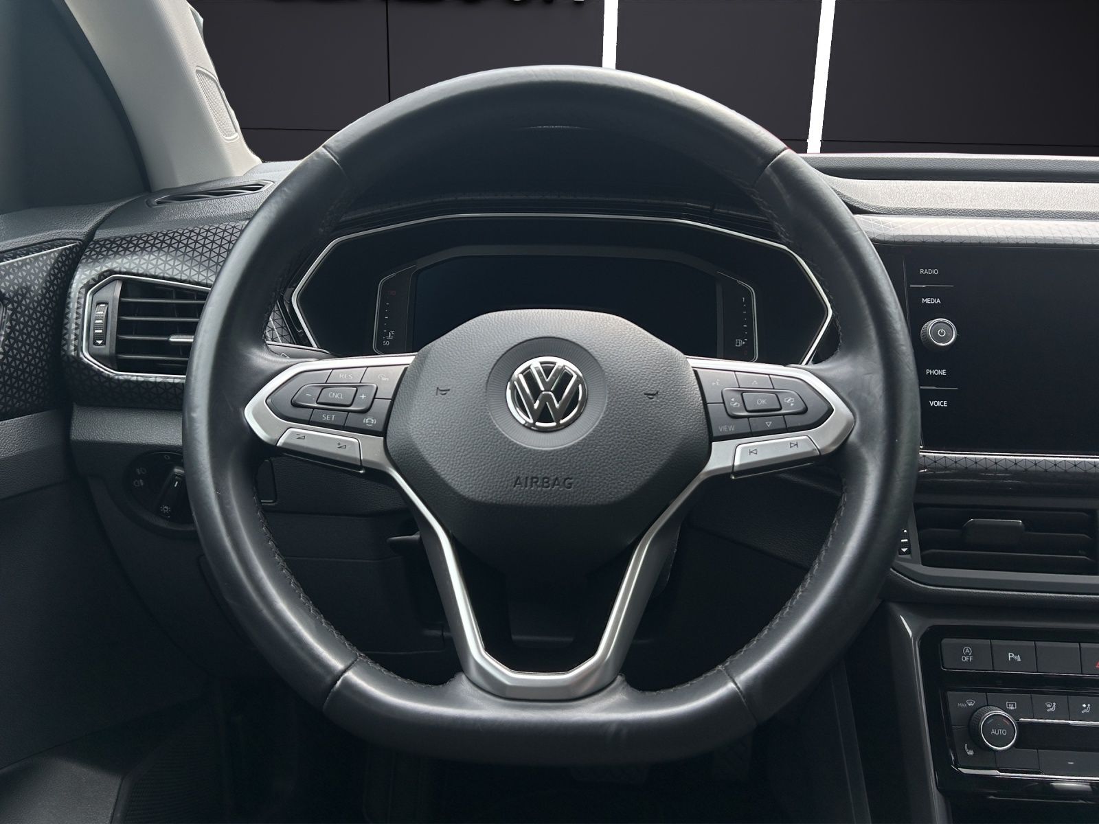 Fahrzeugabbildung Volkswagen T-Cross Style DSG LED Navi VC RFK SHZ 17"