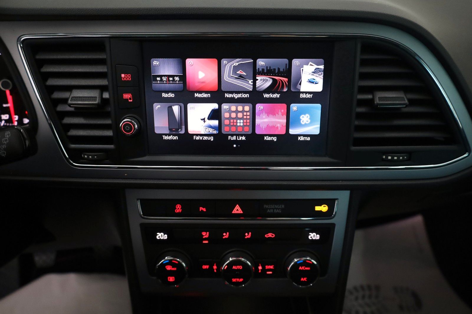 Fahrzeugabbildung SEAT Leon ST Xcellence T.Leder,Navi,LED,Apple CarPlay
