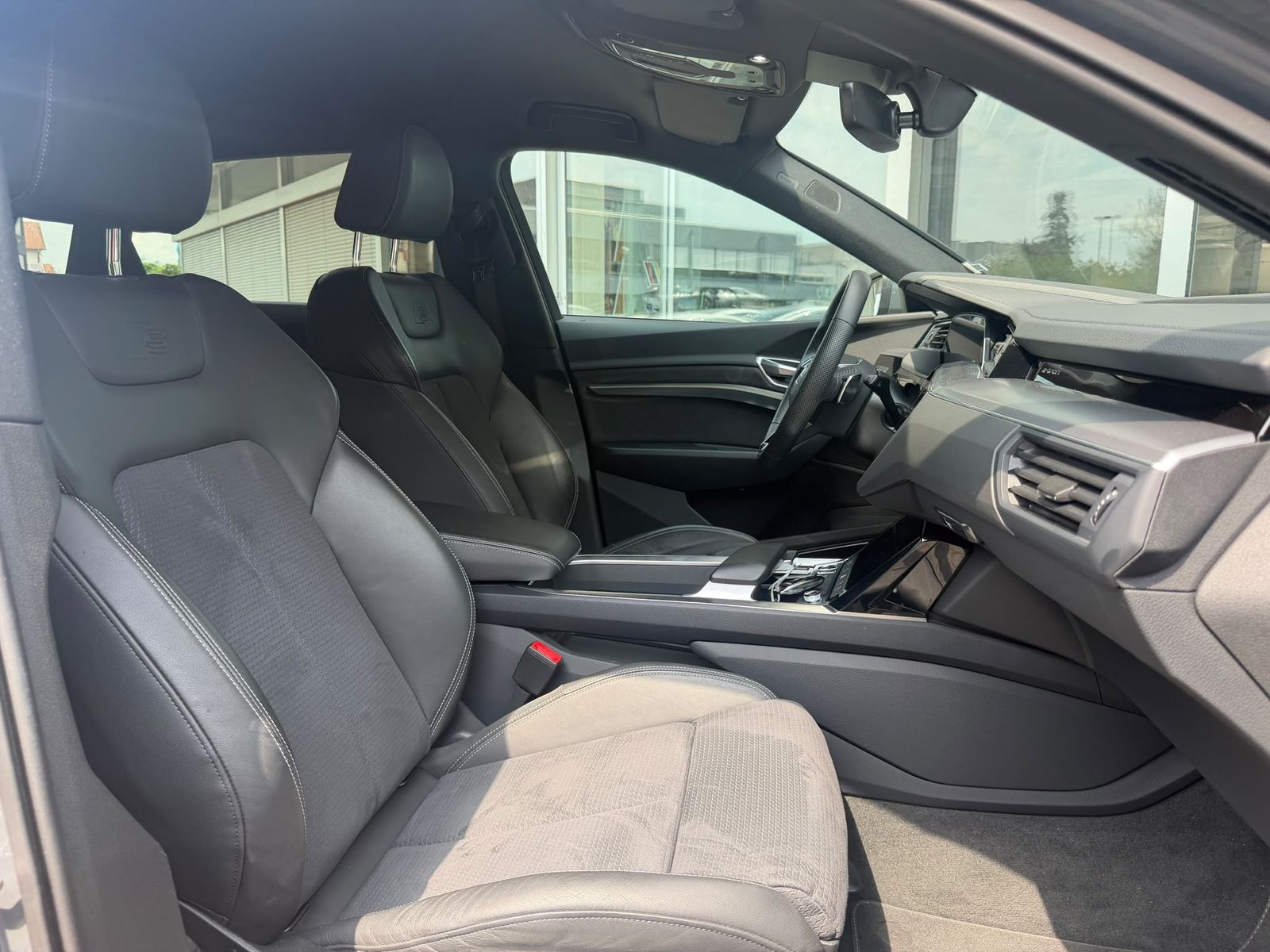Fahrzeugabbildung Audi Q8 e-tron 55 QUAT 2X S LINE OPTIK BLACK+LUFT+AHK