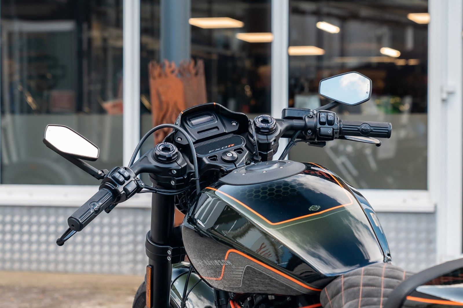 Fahrzeugabbildung Harley-Davidson FXDRS 114 CUI - KESSTECH - SEITLICHER KZH