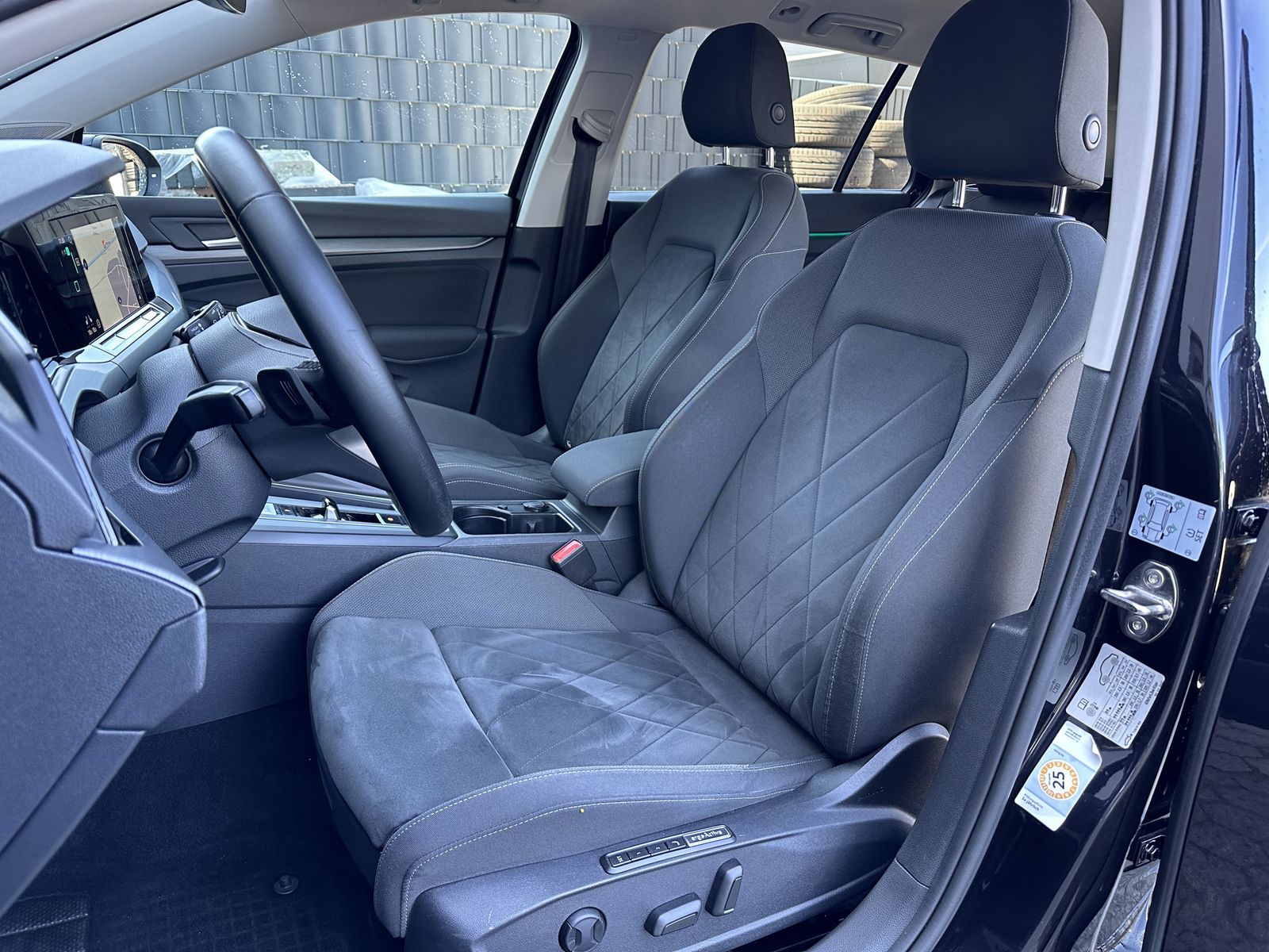 Fahrzeugabbildung Volkswagen Golf Variant 1.5 eTSI DSG Style NAV+MATRIX+VCOCK