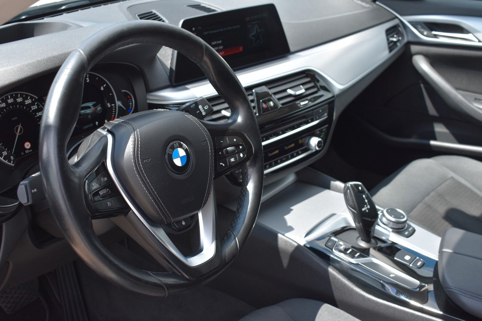 Fahrzeugabbildung BMW BMW 520d Touring Head Up/Anhänger/Driving Assist