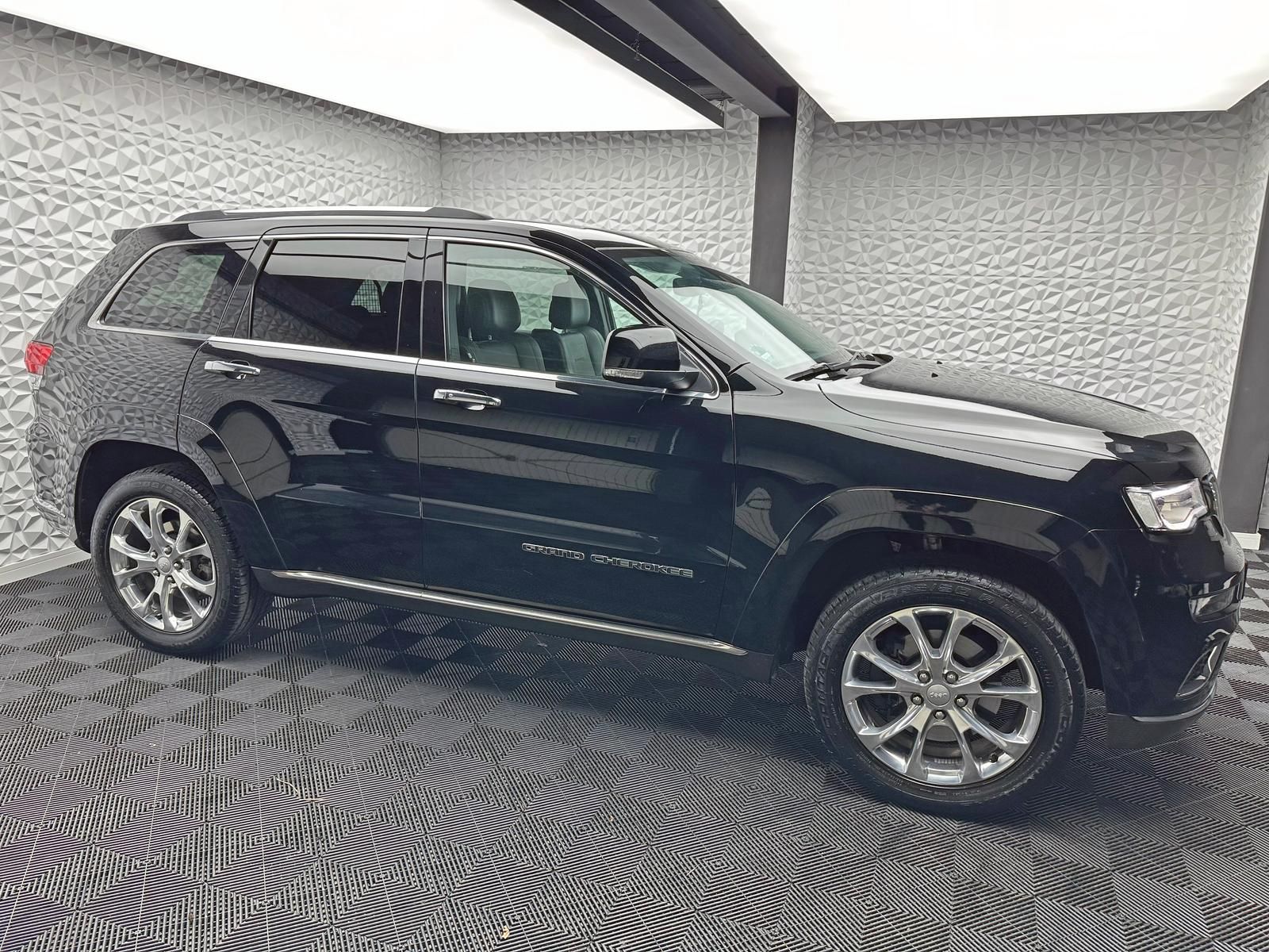 Fahrzeugabbildung Jeep 3.0 CRD SUMMIT/ACC/AHK/H&K/PANO/LUFT/RCAM/QUADRA