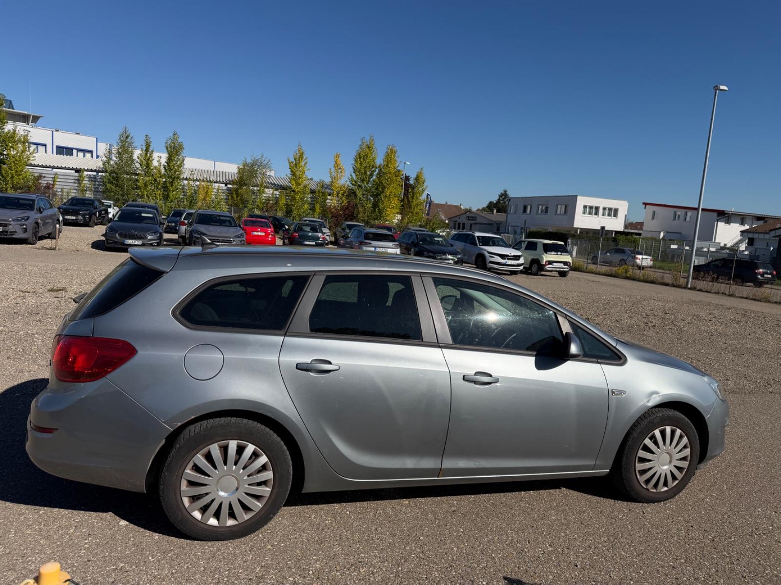 Opel Astra 2011 — photo 7