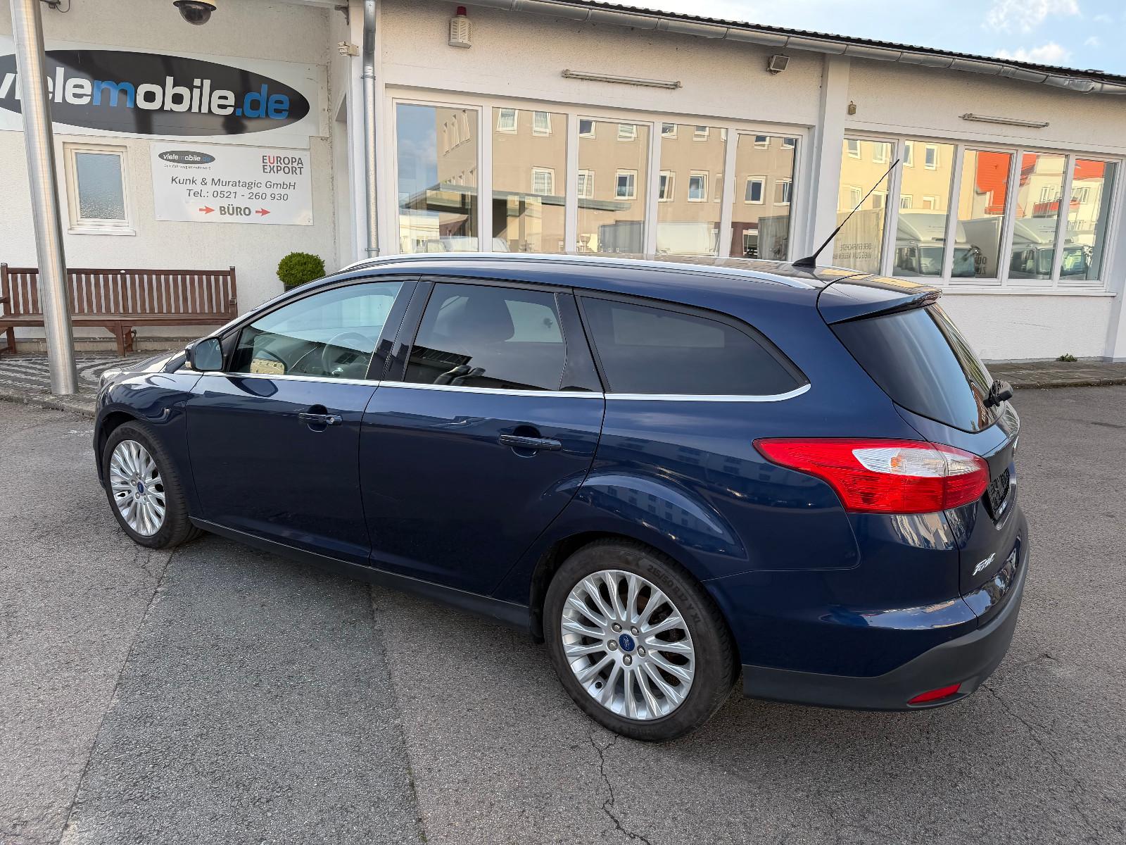 Ford Focus 2011 — rear view