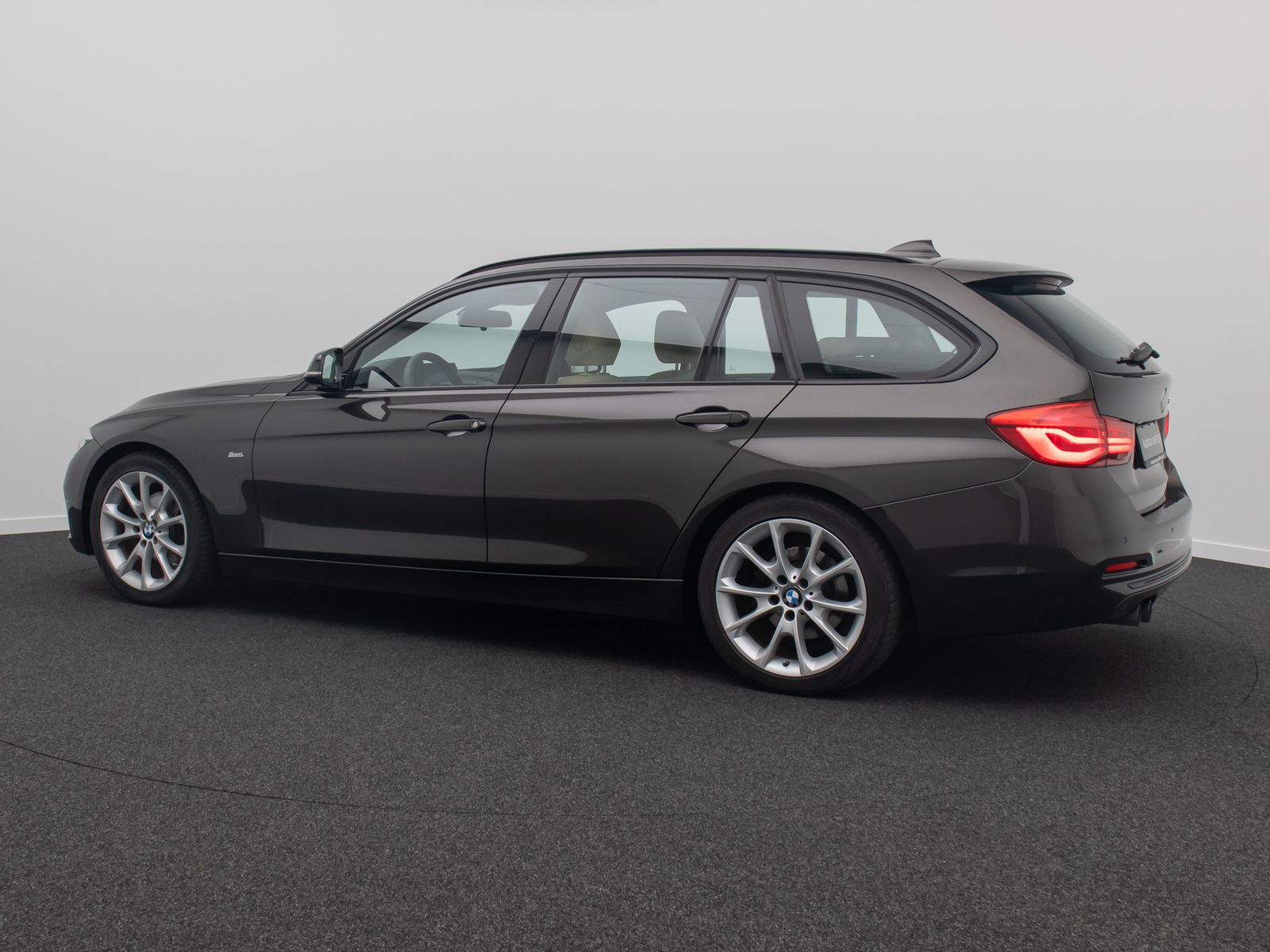 Fahrzeugabbildung BMW 320d SportLine Kamera HiFi NaviPro Alarm Komfort