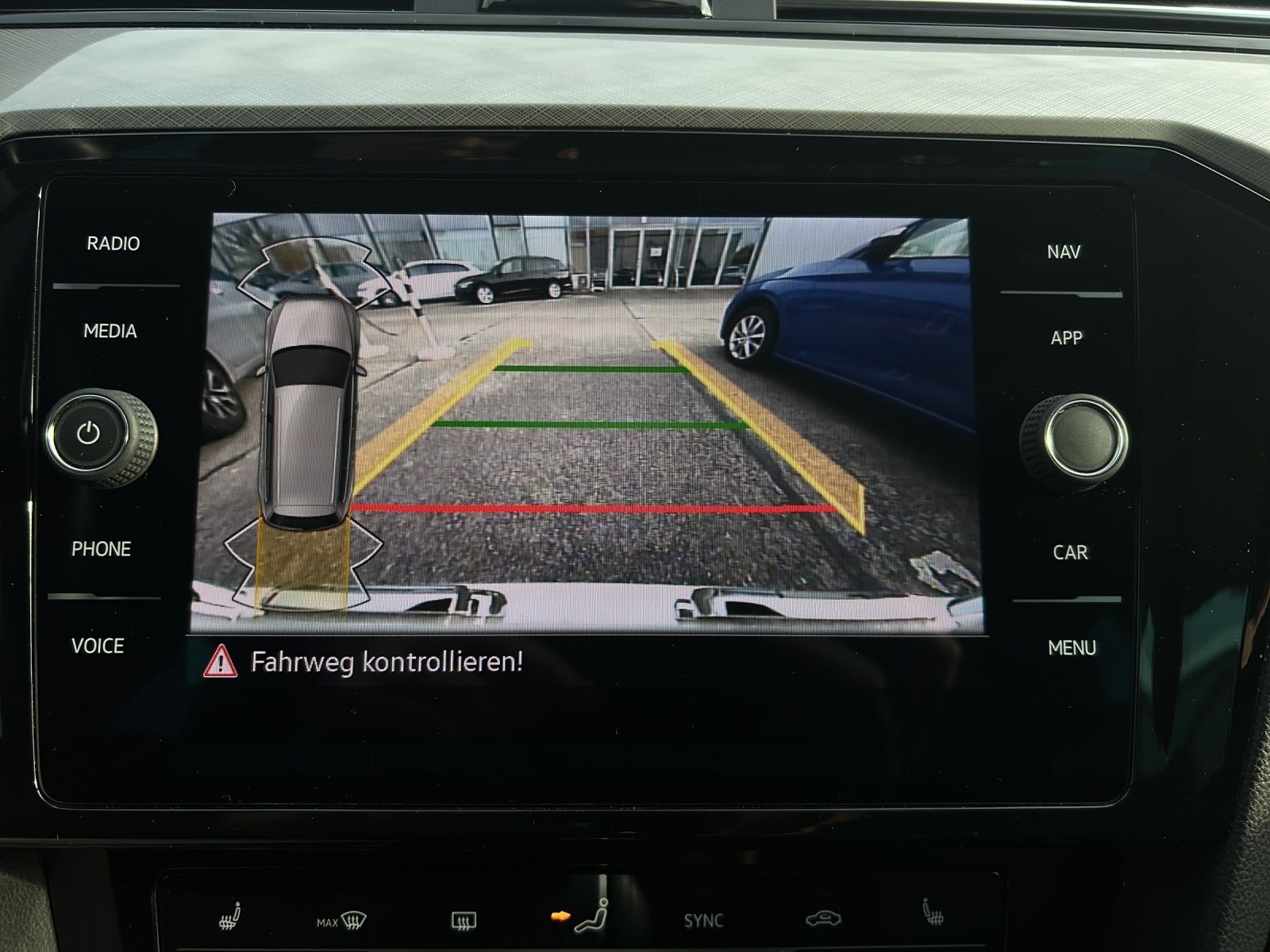 Fahrzeugabbildung Volkswagen Passat Variant Business TDI DSG LED ACC SHZ Rear