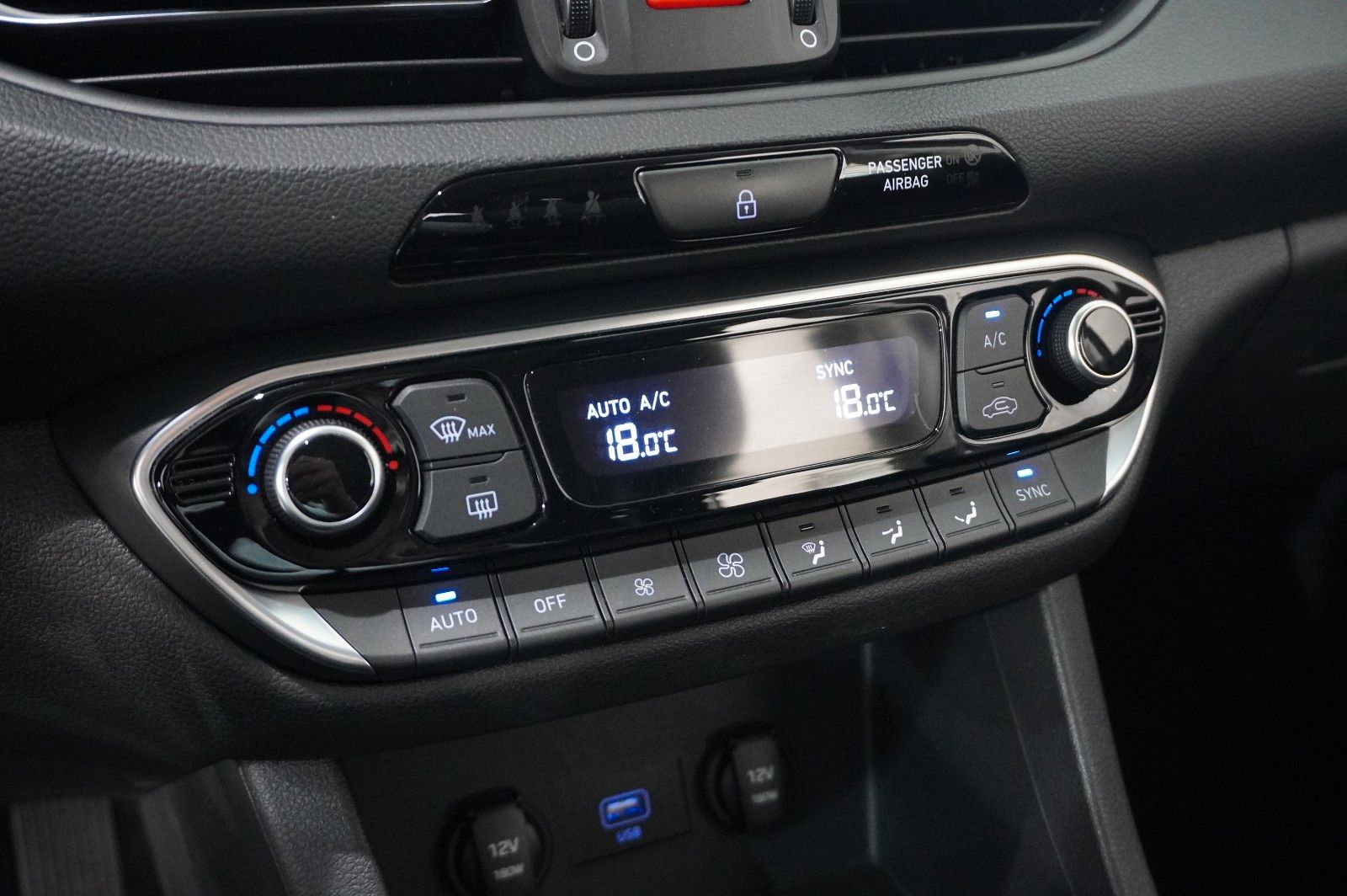 Fahrzeugabbildung Hyundai i30 1.5 T-GDI PURE NAVI/LED/KAMERA/SPORT/SH/AHK