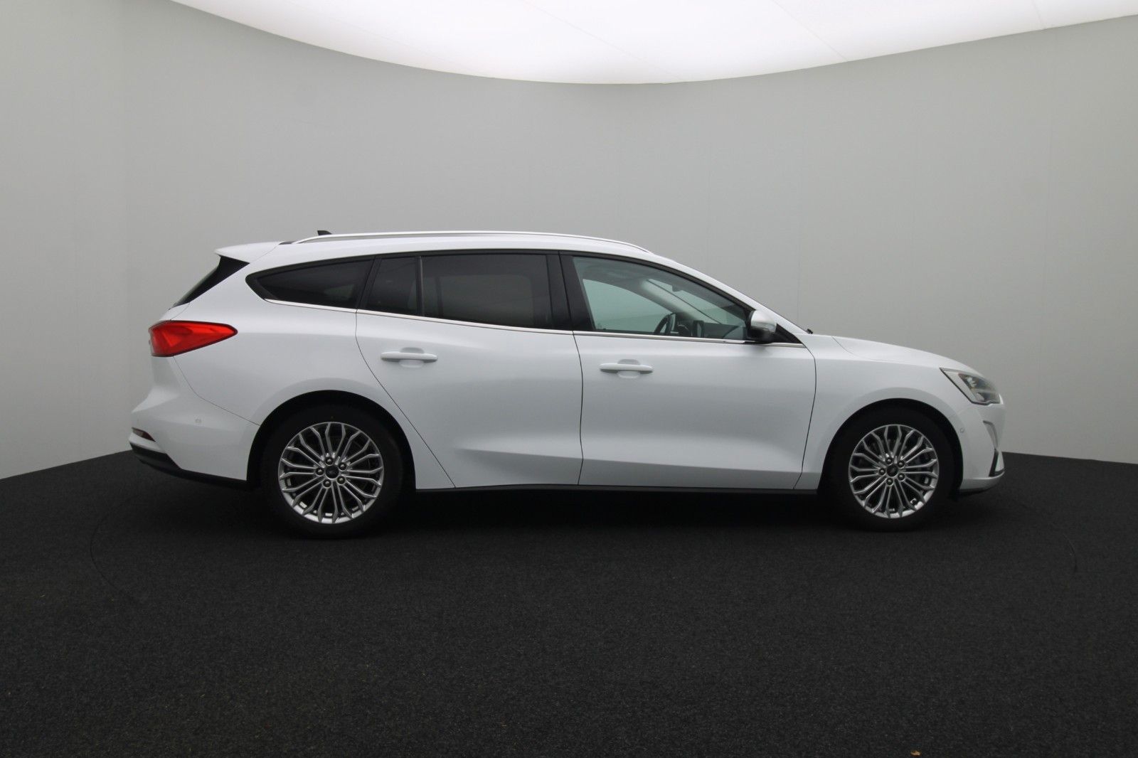 Fahrzeugabbildung Ford Focus Turnier 1.0 Titanium