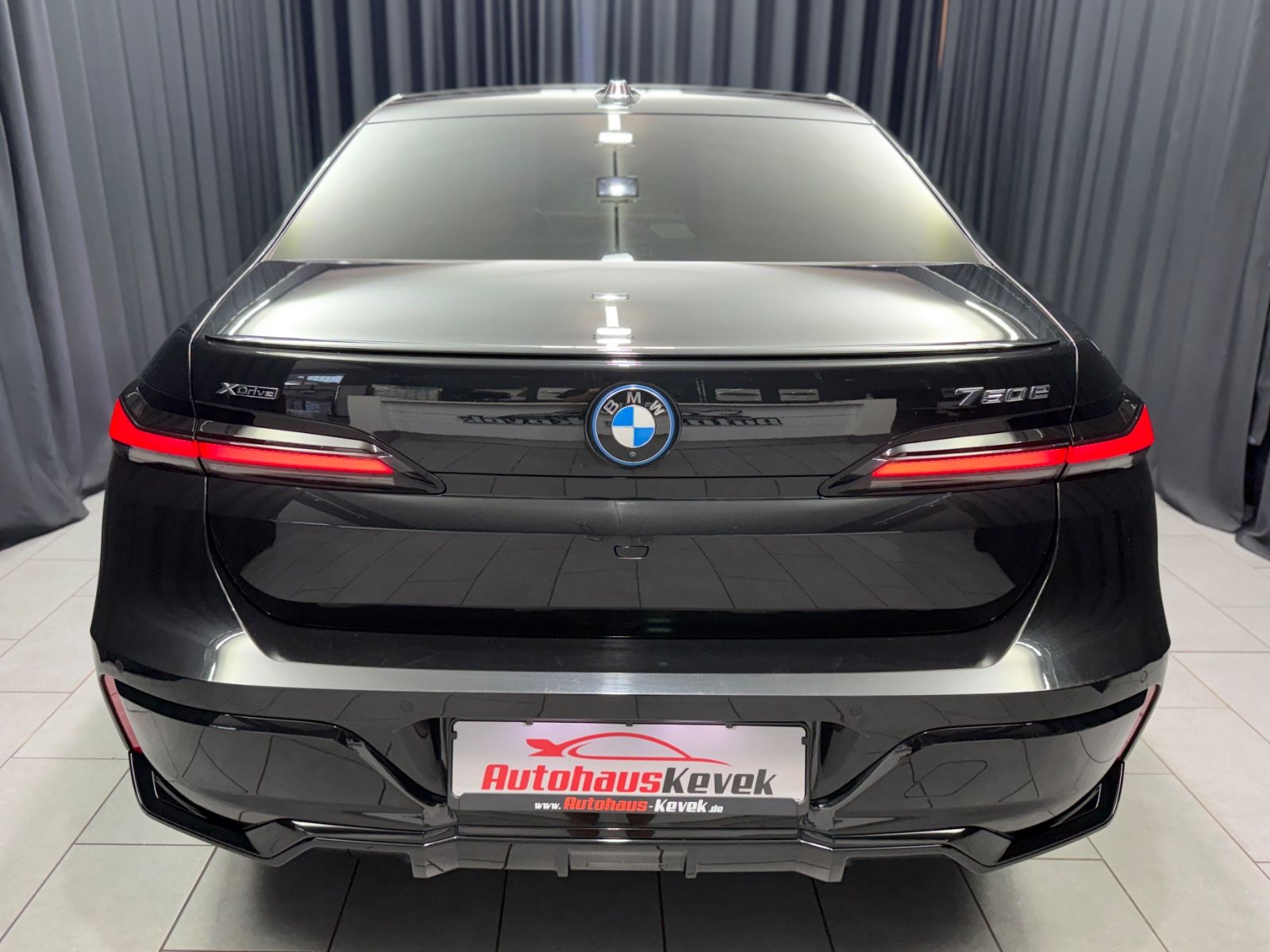 Fahrzeugabbildung BMW 750e xDrive M Sport Pro|TV|B&W|MASSAGE|SKY-LOUNG