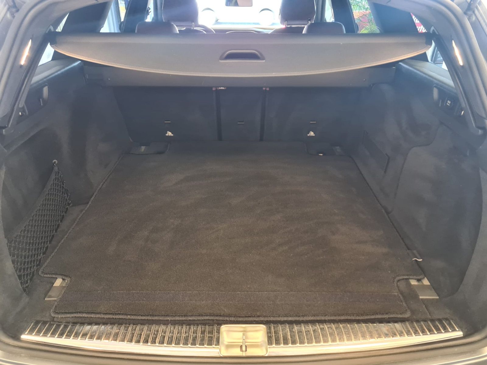 Fahrzeugabbildung Mercedes-Benz E 400 T-Modell 4Matic/ Multibeam / AHK / AMG