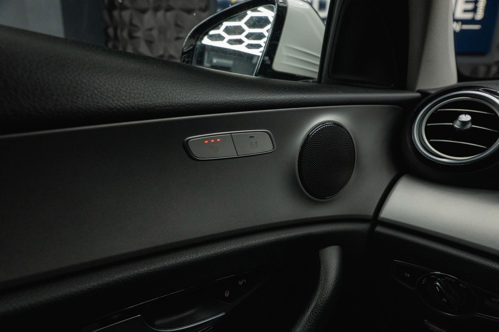 Fahrzeugabbildung Mercedes-Benz E 220d 4Matic Business *LED*Kamera*Scheckheft*