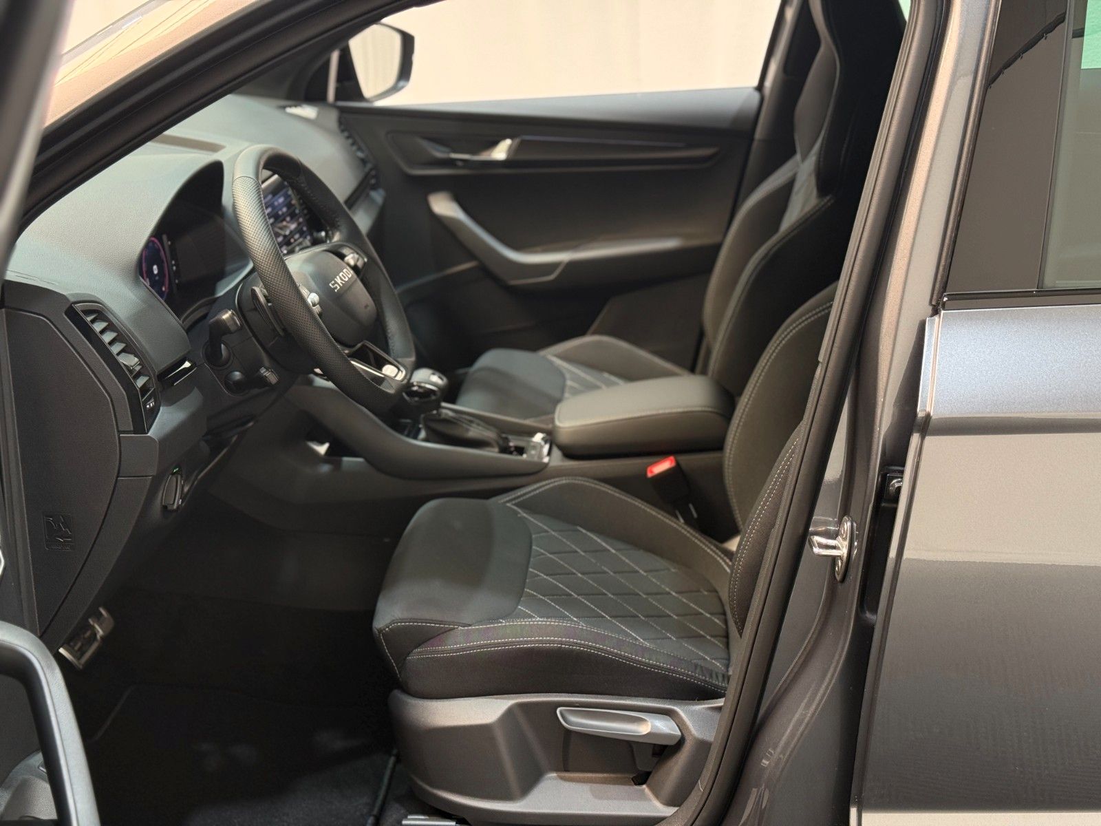 Fahrzeugabbildung SKODA Karoq Sportline / DSG / ACC / Panoramadach