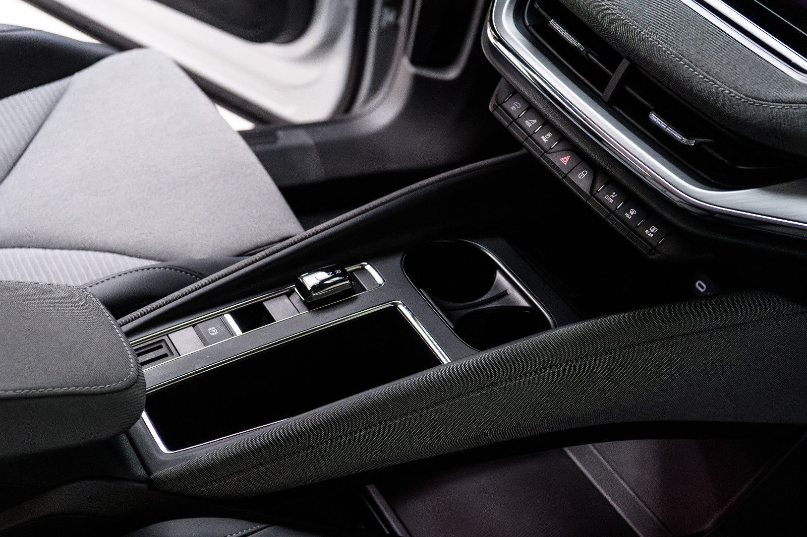 Fahrzeugabbildung SKODA Enyaq 60 Loft MATRIX-LED+RFK+NAVI+KEYLESS+SZH