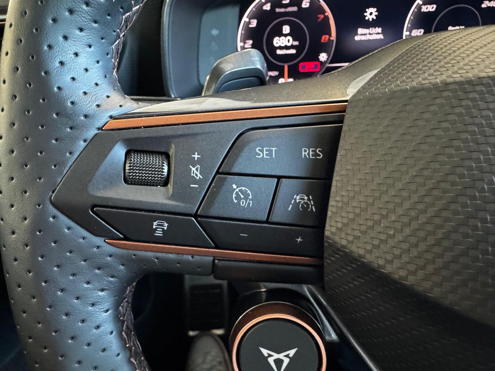Fahrzeugabbildung CUPRA Leon 2.0 TSI VZ 4Drive Vision+ Matrix Pano ACC