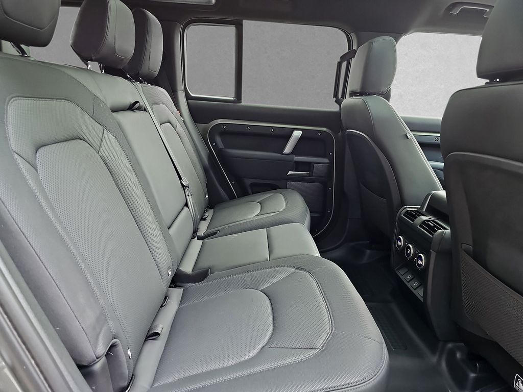 Land Rover Defender 110 D300 X-Dynamic SE
