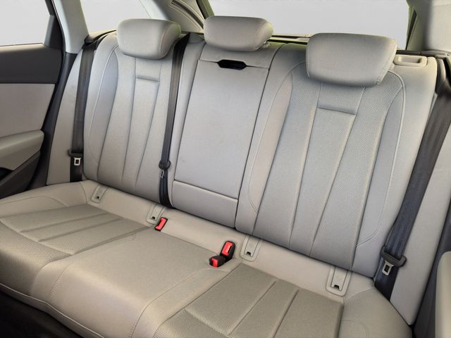 Fahrzeugabbildung Audi A4 35 TFSI S line+Sportfahrwerk+LED+Pano+AHK+DAB