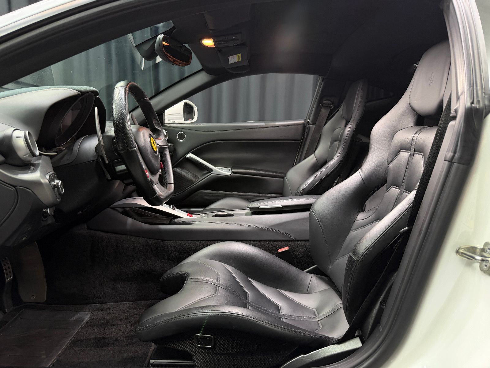 Fahrzeugabbildung Ferrari F12 Berlinetta|RACING-SEATS|NOVITEC-UMBAU|LIFT