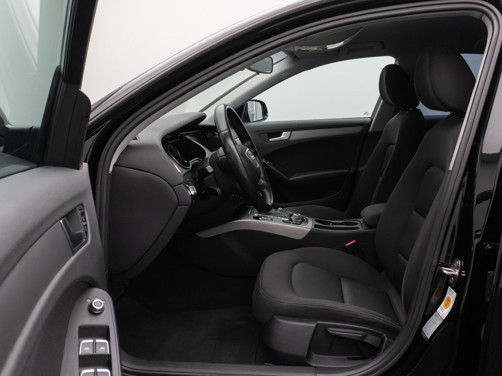 Fahrzeugabbildung Audi A4 Lim. Attraction Navigation Sitzhzg PDC AHK