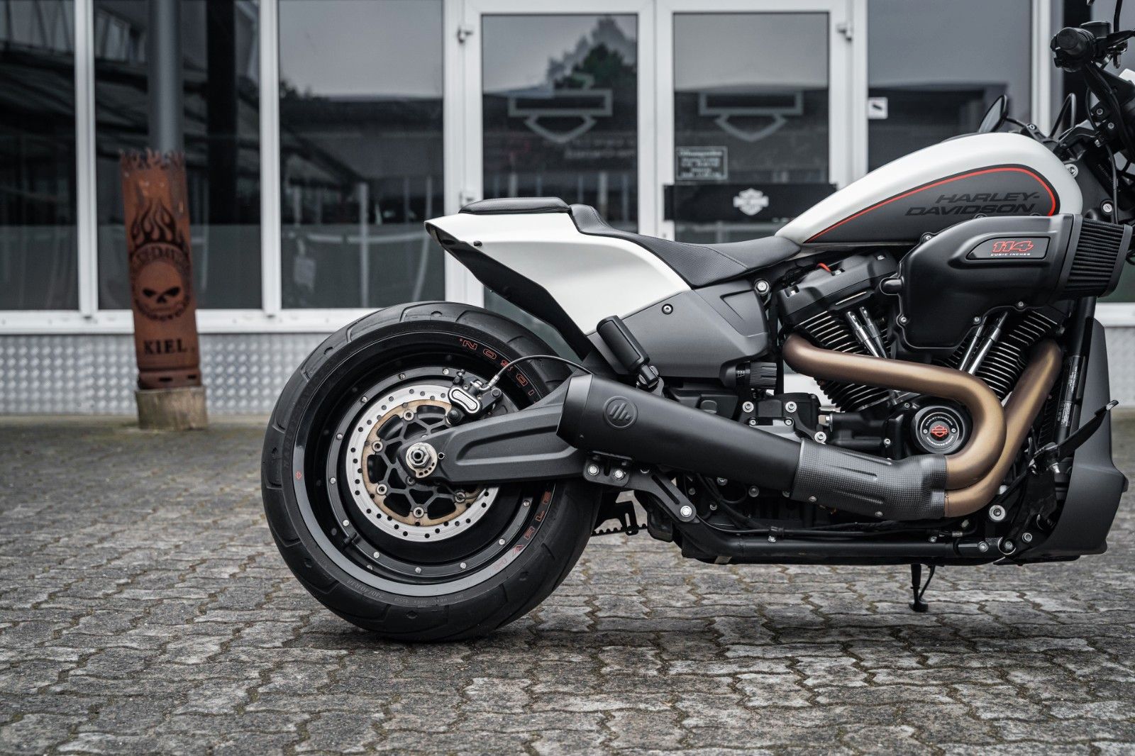 Fahrzeugabbildung Harley-Davidson FXDRS 114 CUI - KESSTECH - SEITLICHER KZH