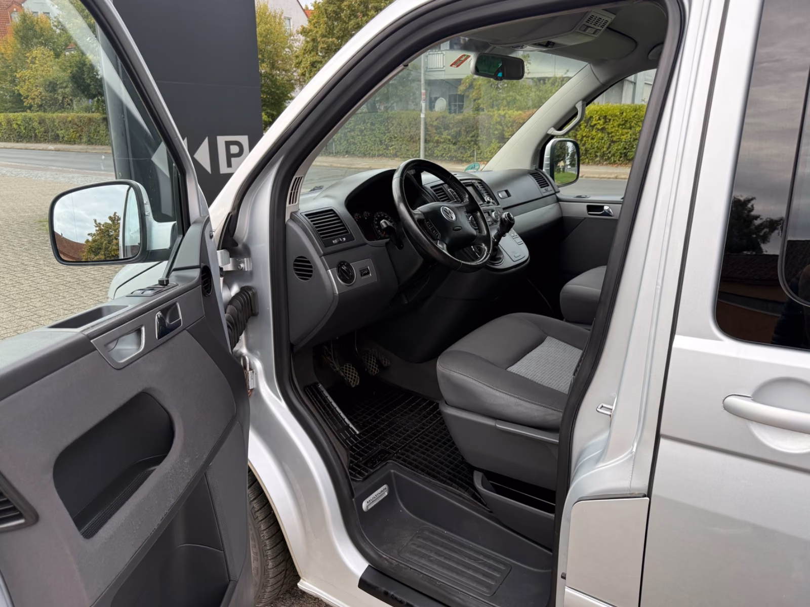 Volkswagen T5 Multivan Comfortline 2.5 TDI 5 cyl. 174 ch BVM / 7 places / Chauffage auxiliaire / GPS / Attelage 2,5 t