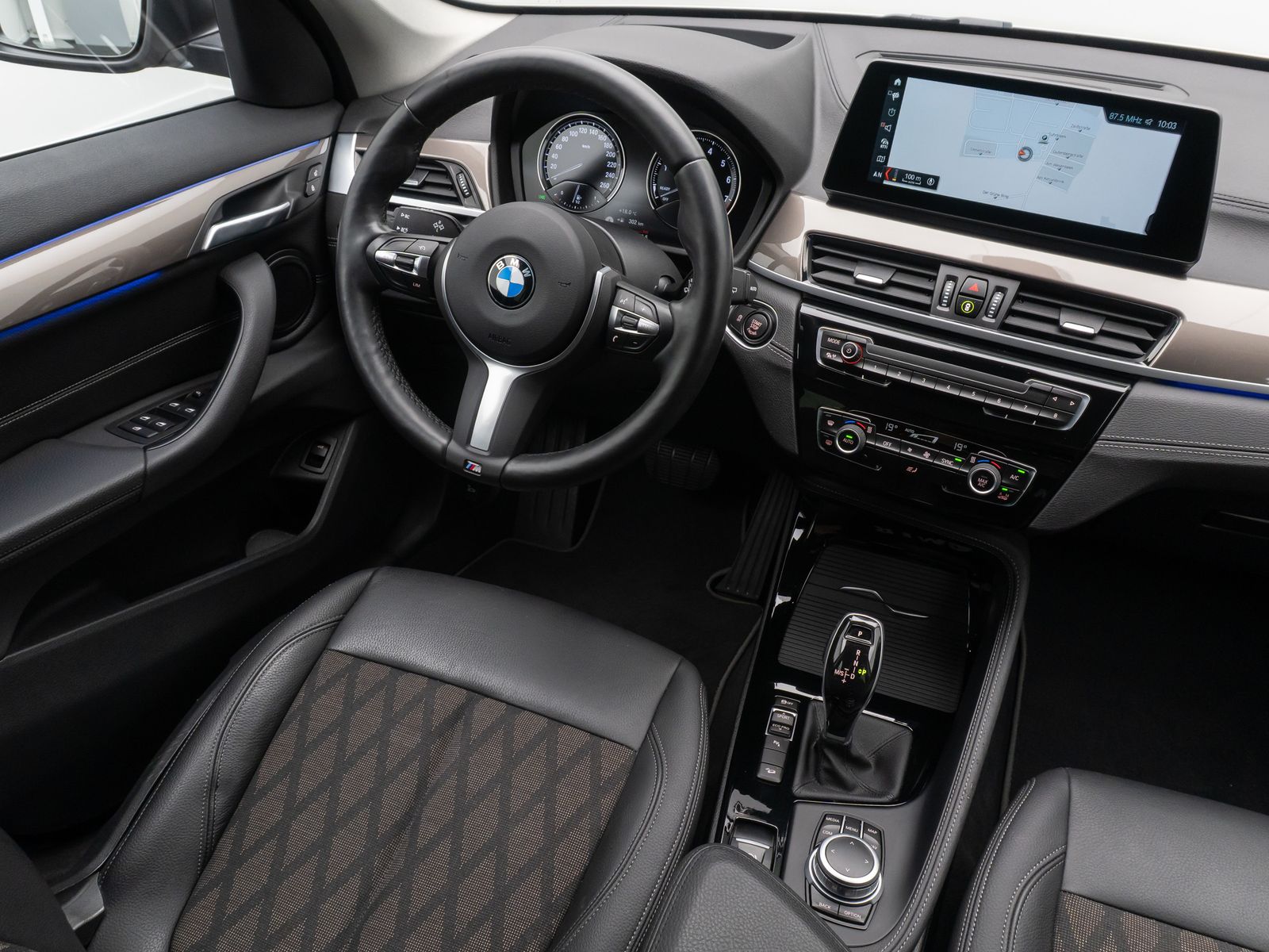 Fahrzeugabbildung BMW X1 xD20i xLine Kamera Lenkrhzg Navi+HUD DAB HiFi