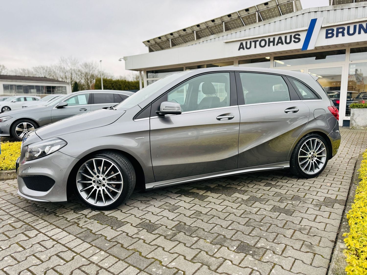 Fahrzeugabbildung Mercedes-Benz B 200 AMG Styling, NIGHTFALL, Autom., AHK, LED,