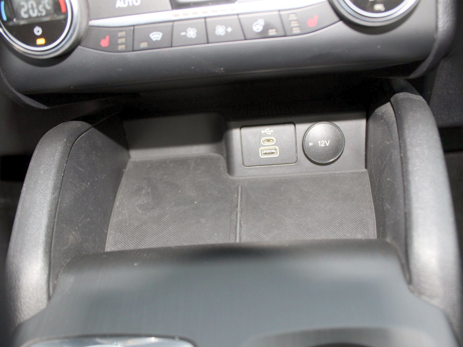 Fahrzeugabbildung Ford Kuga Plug-In Hybrid Cool & Connect 2,5 Duratec