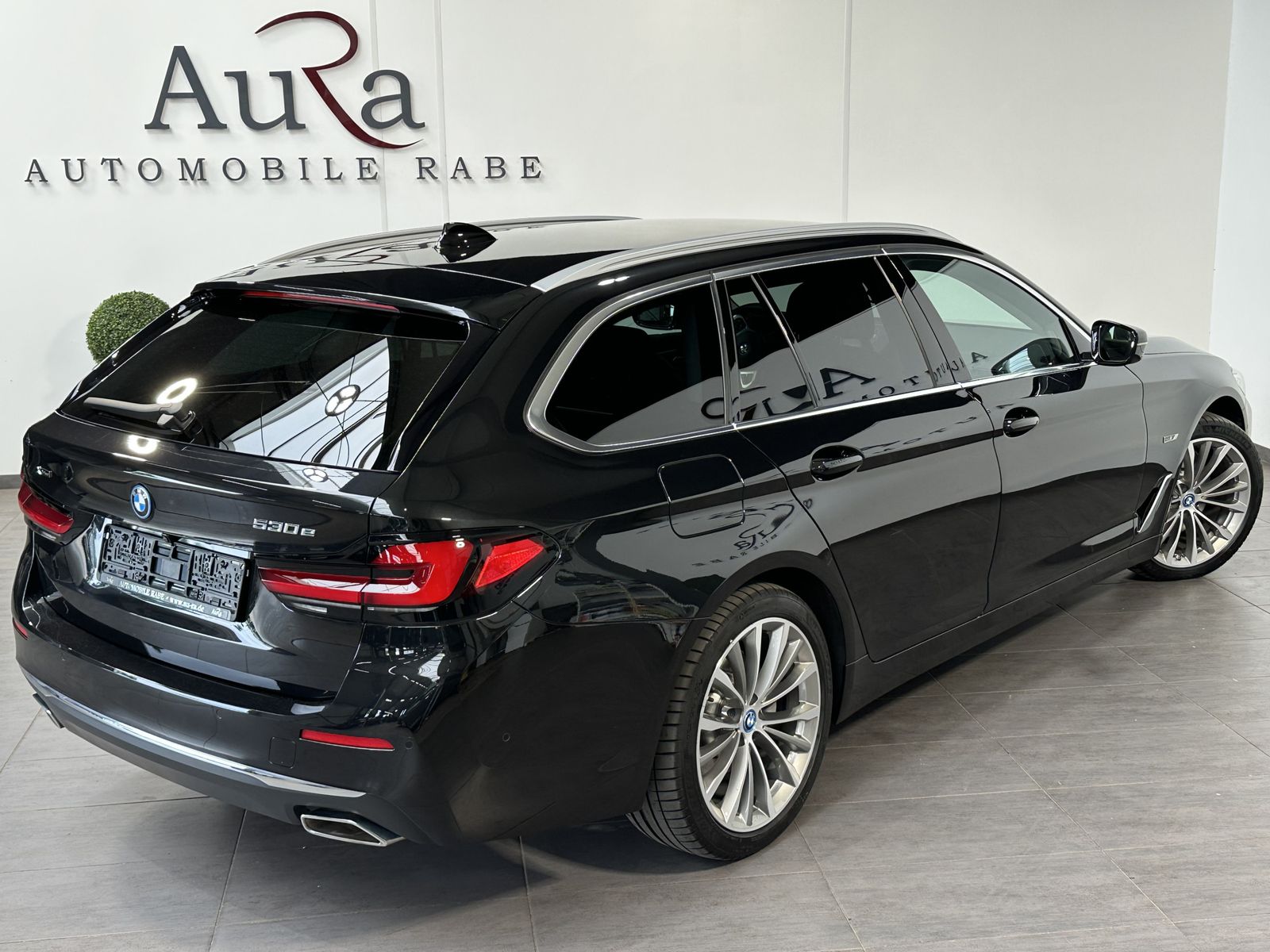 Fahrzeugabbildung BMW 530e Touring xDrive Luxury NAV+LASER+HUD+H&K+ACC