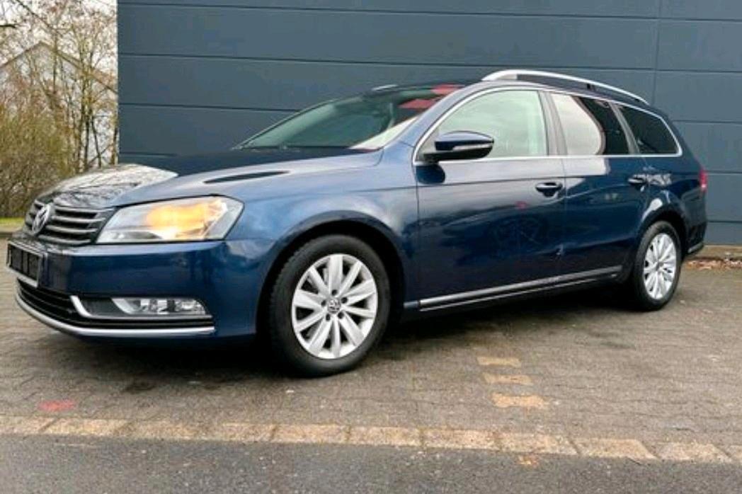 Volkswagen Passat 2012 — rear view