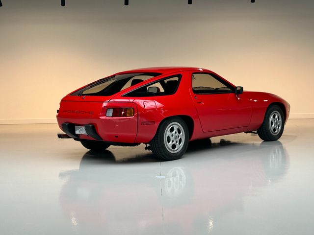 Porsche 928