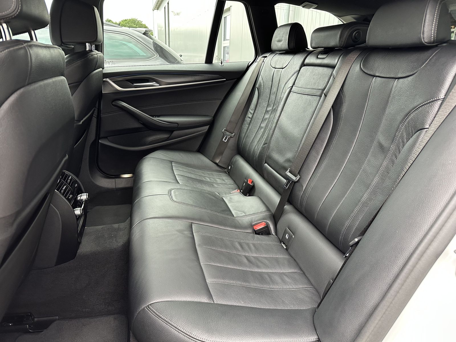 Fahrzeugabbildung BMW 530e Touring M-Sport NAV+LED+ACC+HEAD-UP+360°+VC