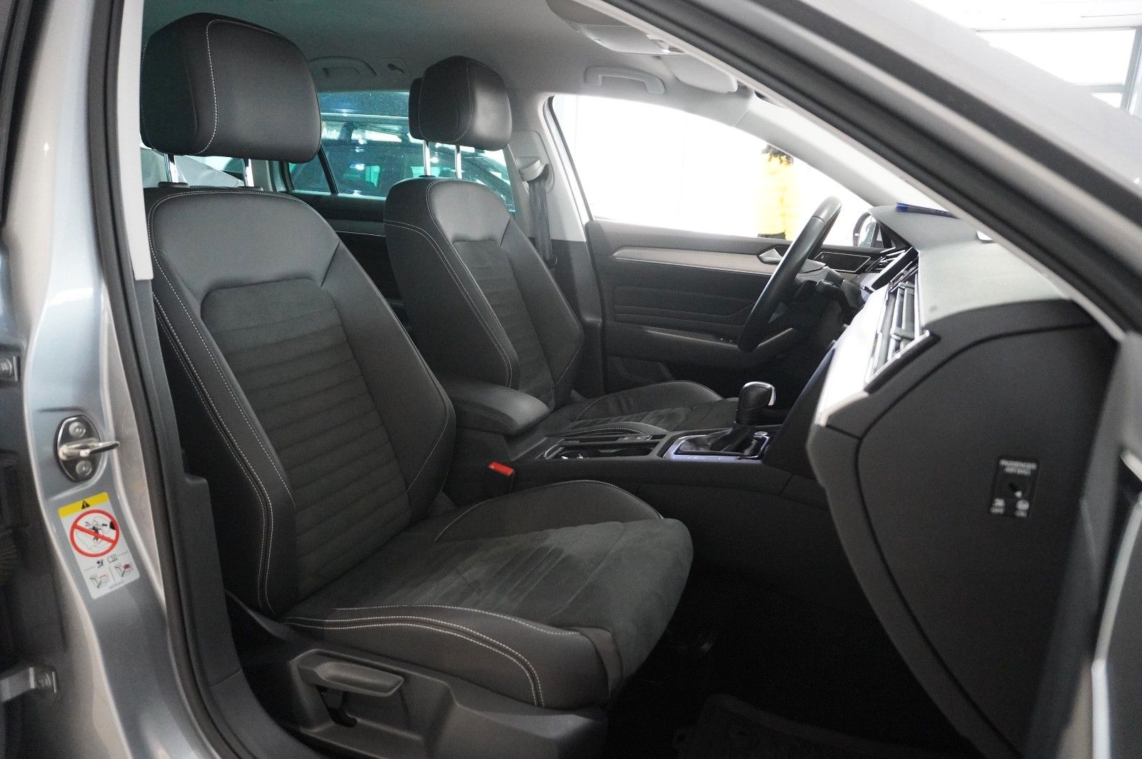 Fahrzeugabbildung Volkswagen Passat VARI. 2.0D R-LINE 4M NAVI/LED/KAMERA/AHK