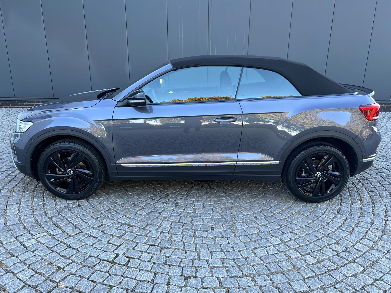 Fahrzeugabbildung Volkswagen T-Roc Cabriolet 1.5 TSI DSG *AHK, LED, Black Sty