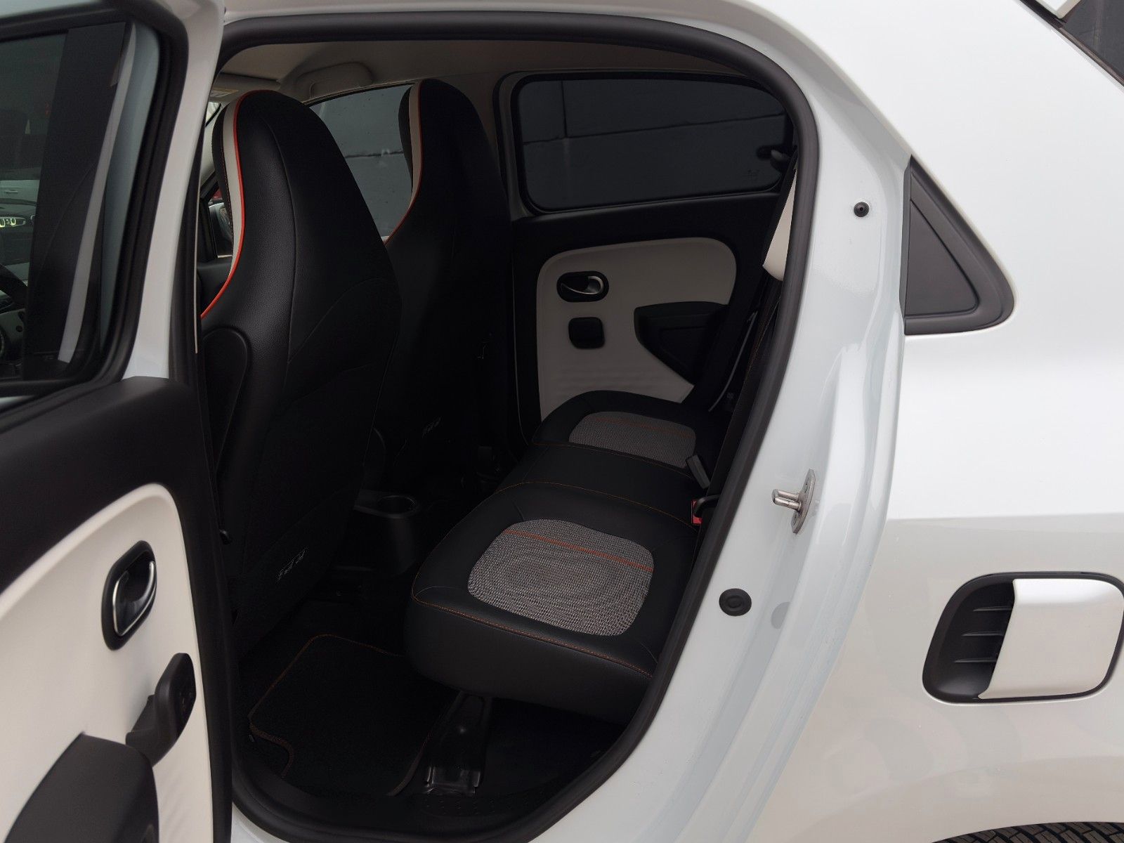 Fahrzeugabbildung Renault Twingo Vibes E Temp SHZ PDC R-Kam CarPlay Navi