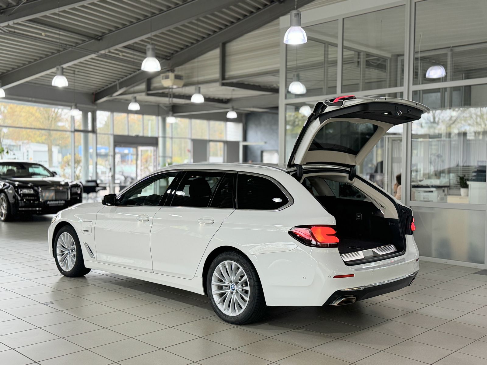 Fahrzeugabbildung BMW 530e xD Luxury Line Kamera HUD DAB HiFi Komfort